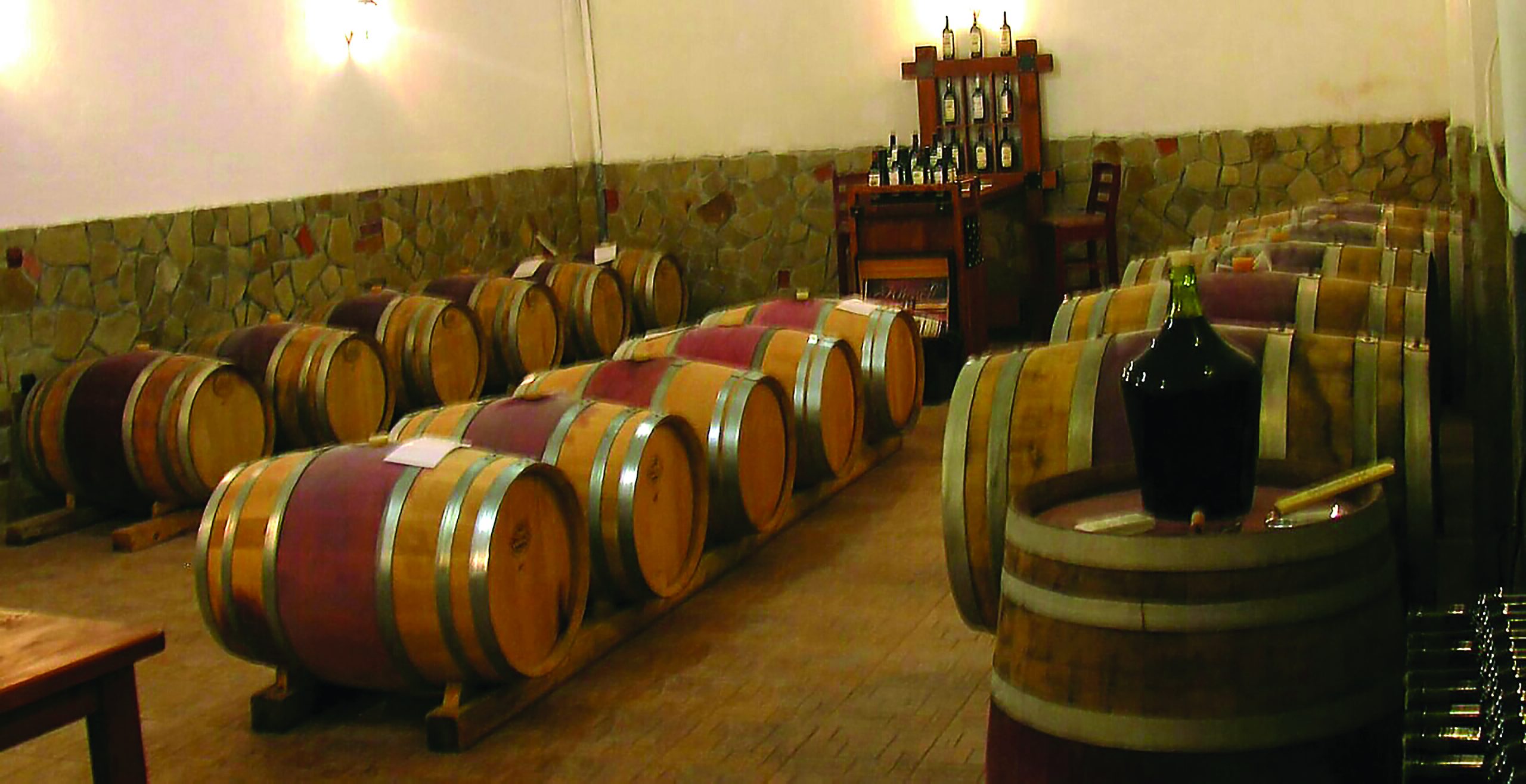 Бутилки червено вино, бяло вино и розе "Кьосев", наредени на маса по време на изложение