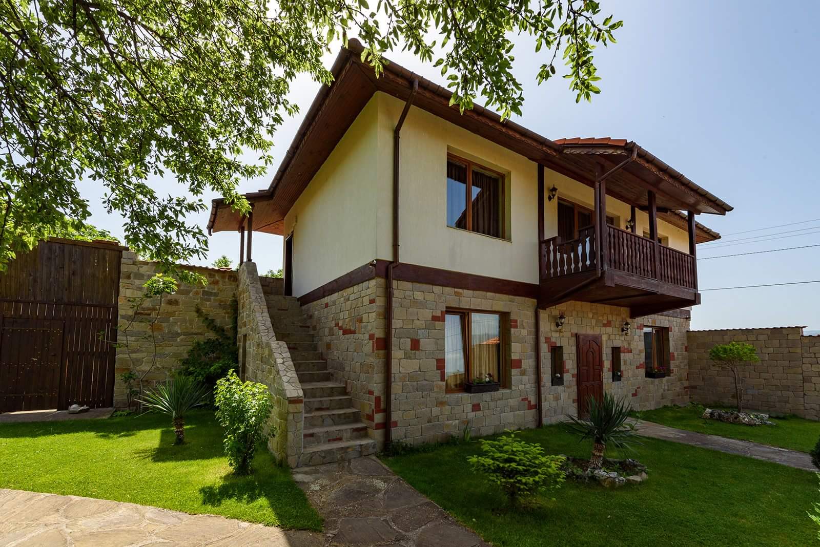 Екстериор на къща за гости "Кьосев" със сянка от дървета