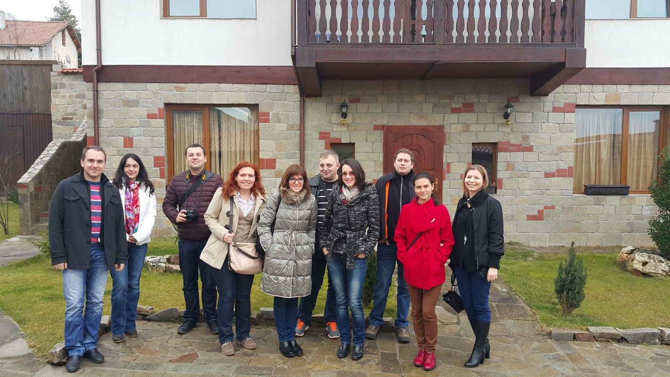 Посетители пред къща за гости "Кьосев"