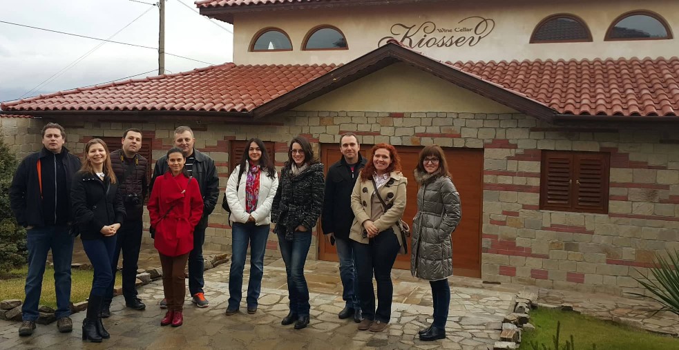 Група посетители пред винарска изба "Кьосев" след винена дегустация
